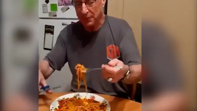 Facebook viral: Abuelo usa extraño truco para comer fideos y causa furor en las redes [VIDEO]