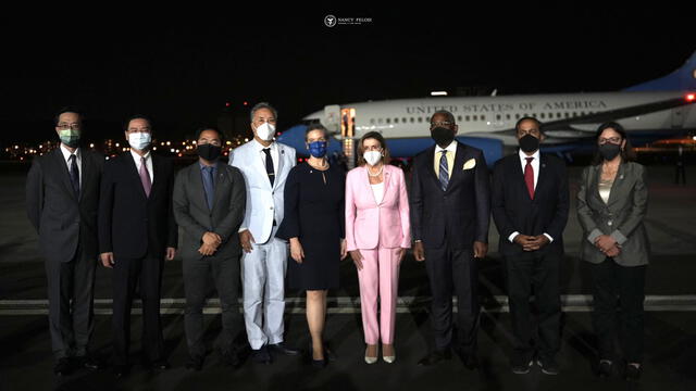 Nancy Pelosi con el cuerpo diplomático que la recibió en Taiwán. Foto: Twitter Nancy Pelosi