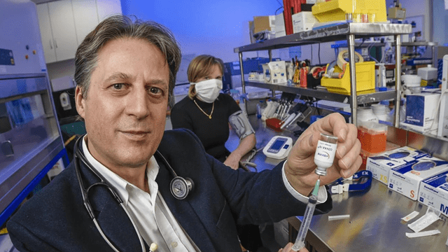 Nikolai Petrovski mostrando la potencial vacuna contra la COVID-19 que está desarrollando. | Foto: Roy Van Der Vegt