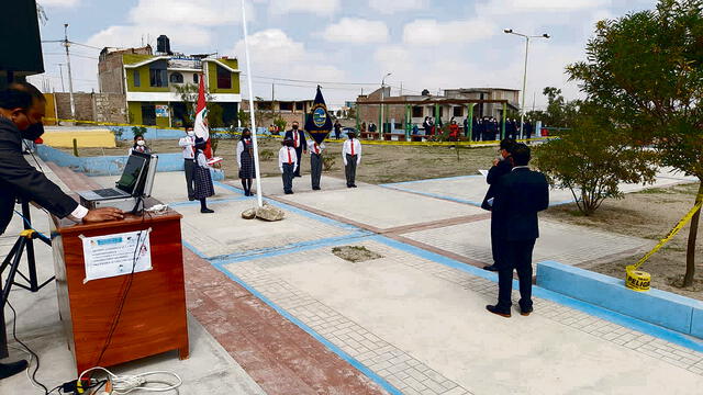 preocupación. Padres y alumnos de colegio de PeruArbo realizaron ayer un inicio simbólico del año escolar por no tener aulas.