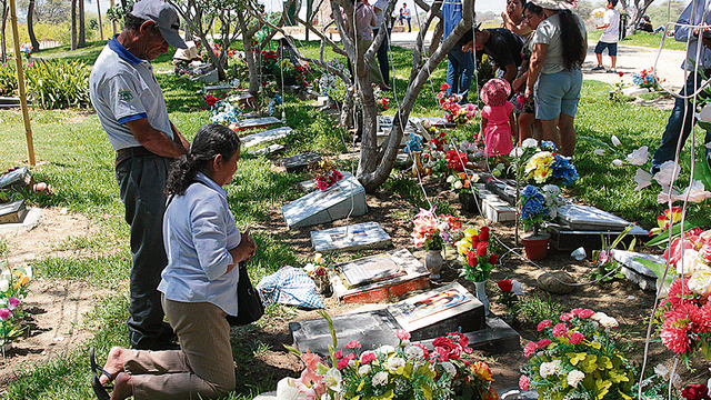 En la eternidad. Desde muy temprano, familias llegaron a los cementerios de Piura para rendir homenaje a sus fallecidos.