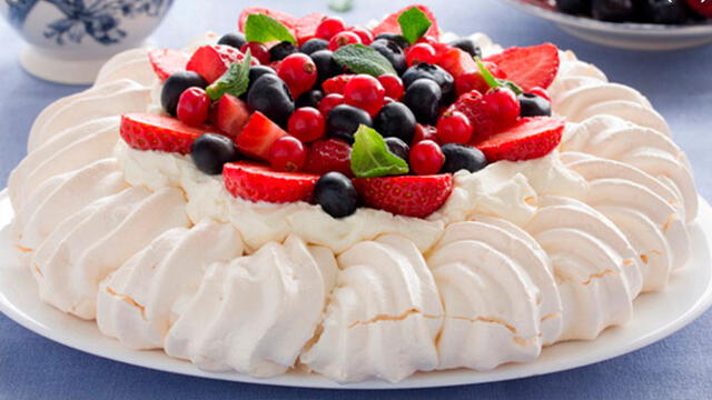Pavlova: Pastel de merengue que se recubre de crema batida y por encima tiene trocitos de fruta.