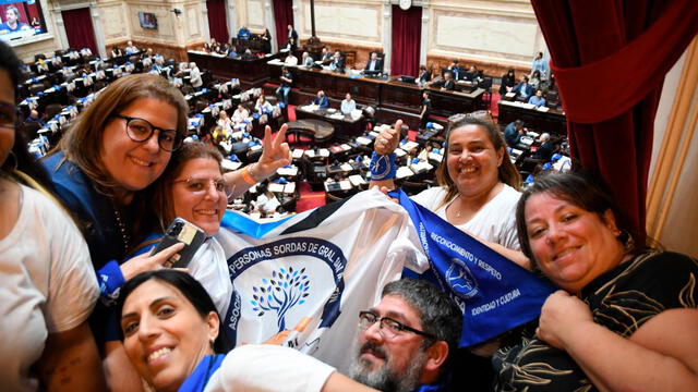 La Confederación Argentina de Sordos (CAS) celebró esta iniciativa que favorecerá a 1.120.000 de argentinos sordos. Foto: Télam / Raúl Ferrari