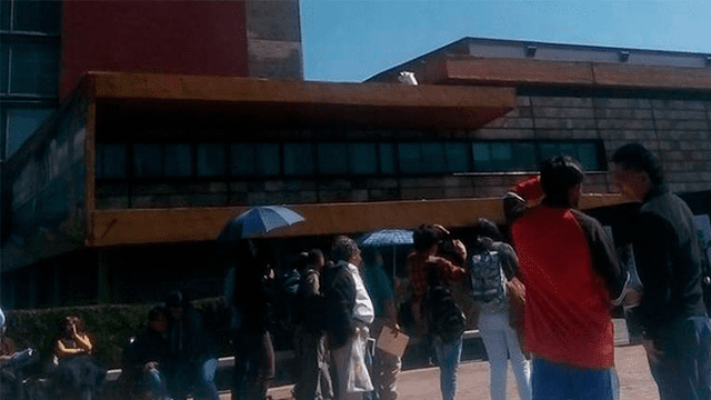 Maestros de la UNAM protestan exigiendo incremento en sus sueldos 