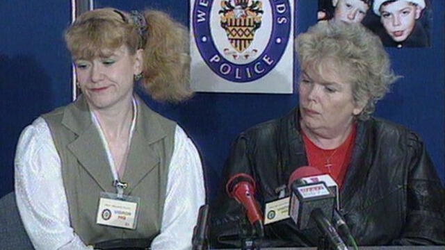 Christine O'Toole y Bridget Warren pidieron a sus hijos regresar a sus casas en una conferencia de prensa en 1997. Foto: BBC