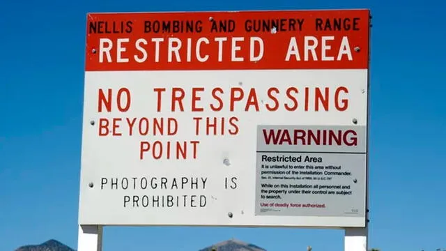 Cartel en la entrada del Área 51: "Zona restringida, no pasar de este punto". Foto: Barry King/Getty.