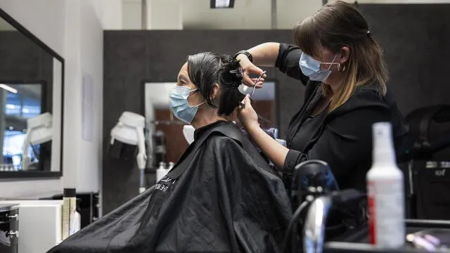 Por la pandemia del coronavirus, el 42 % de las peluquerías del país podrían cerrar sus puertas. (Foto: PETER KLAUNZER / EFE)