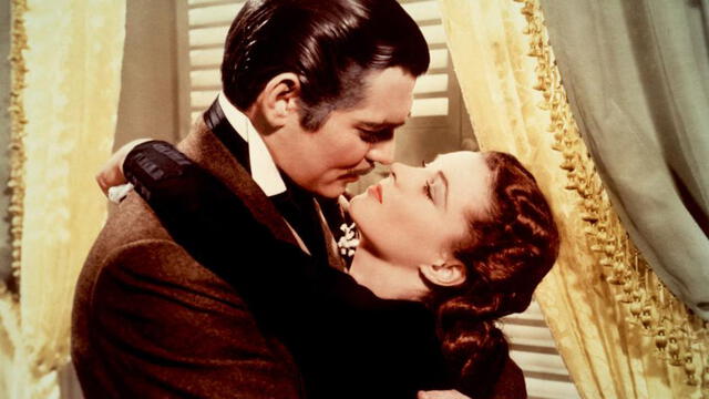 Beso entre Rhett Butler y Escarlata O’Hara  en Lo que el viento se llevó. FOTO: Instagram / Tomatazos