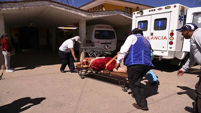 Un muerto y 7 heridos en violento choque de combi y tráiler en Puno