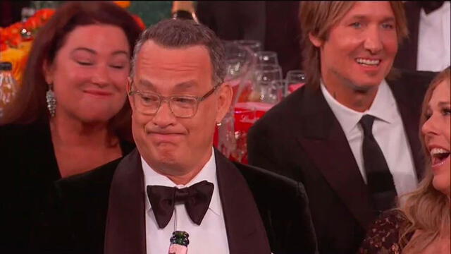 Tom Hanks desconcertado por los chistes de Ricky Gervais.