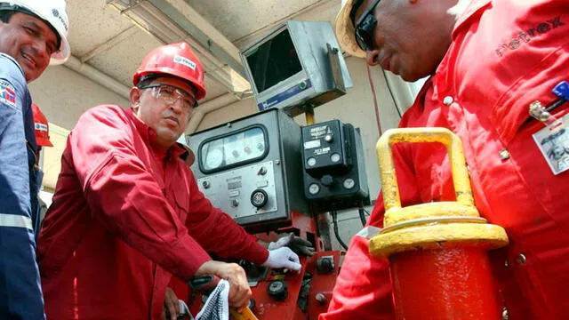 Hugo Chávez junto a trabajadores de la industria petrolera en Venezuela. Foto: Difusión.