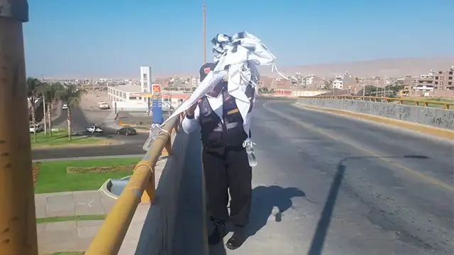 Tacna: joven arriesga su vida subiendo a puente para dejar un mensaje de amor