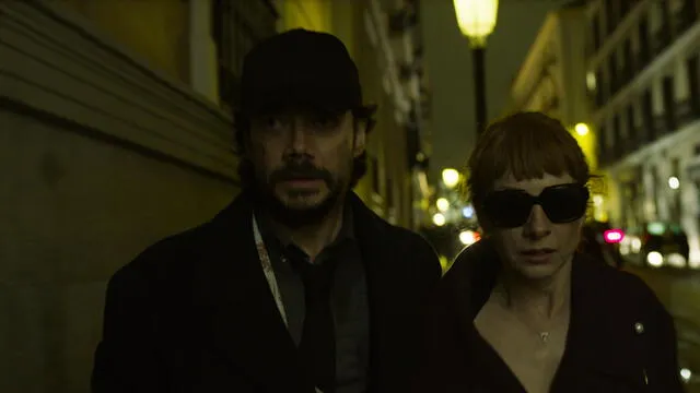 El Profesor y Alicia disfrazados, saliendo del edificio de Tamayo para ocultarse en otra vivienda. Foto: Twitter/@lacasadepapel