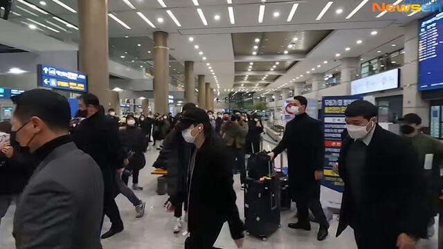 Suga en el aeropuerto de Incheon, 23 de diciembre. Foto: Newsen