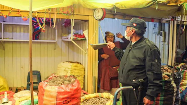 Policías municipales verificaron las balanzas en mercados de Juliaca.