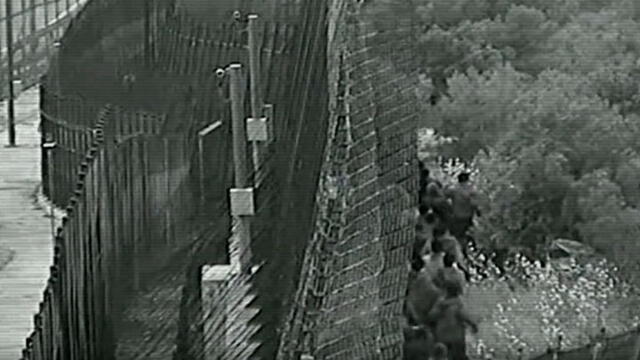 Un grupo de personas se preparan para cruzar la valla de Melilla. Captura de video/BBC.