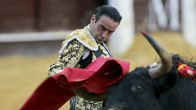 Torero español recibe cornada en los muslos cuando estaba a punto de dar la estocada final [VIDEO]