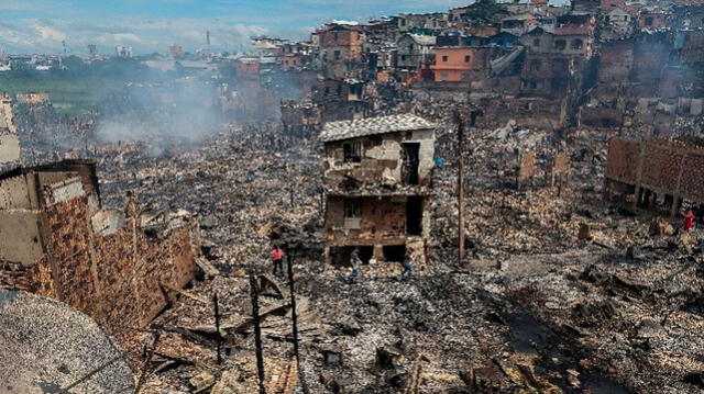 Impactantes imágenes del gigantesco incendio que arrasó con 600 casas en Brasil 