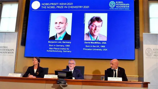 Miembros de la Real Academia de Ciencias sueca anunciando a los ganadores del Nobel de Química 2021. Foto: EFE / EPA/ Claudio Bresciani