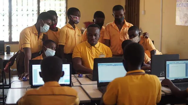 Alumnos con mascarillas en las clases de informática de Owura Kwadwo. Foto: Facebook Owura Kwadwo
