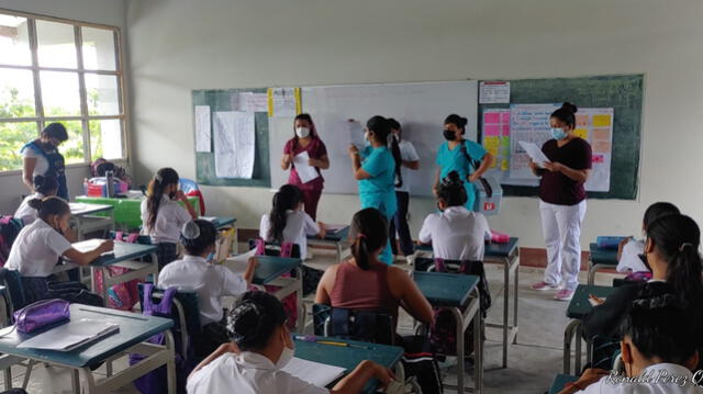 Personal de salud en campaña de vacunación en colegio de San Martín