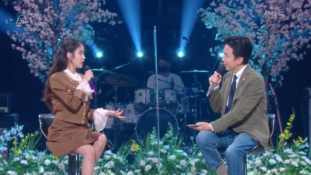 Yoo Hee Yeol y IU en un episodio de Yoo Hee Yeol Sketchbook. Foto: KBS Yoo Hee Yeol y IU en un episodio de Yoo Hee Yeol Sketchbook. Foto: KBS