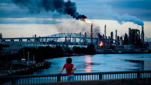 Así se ve el incendio de la refinería más grande de Filadelfia desde lejos. Foto: ADN Chile