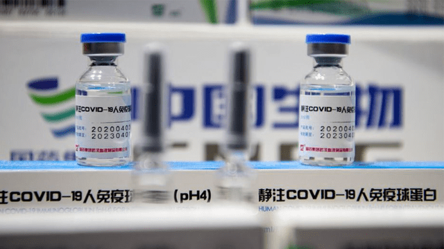 China exhibe por primera vez sus potenciales vacunas contra la COVID-19 en una feria