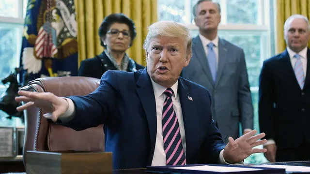 El presidente de los Estados Unidos, Donald Trump, responde a las preguntas de los periodistas en la Oficina Oval de la Casa Blanca en Washington, DC, el 24 de abril de 2020.