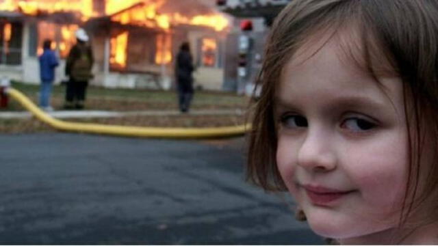 La imagen de una niña sonriendo frente a un incendio -hasta el día de hoy- sigue utilizándose por los cibernautas. Foto: internet