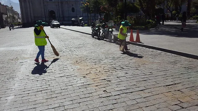 Trabajadores municipales obligados a limpiar basura de Corpus Christi [FOTOS]