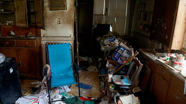 Honeycheck falleció sumergida entre basura y suciedad dentro de su casa. Foto: Daily Mail. Honeycheck falleció sumergida entre basura y suciedad dentro de su casa. Foto: Daily Mail.