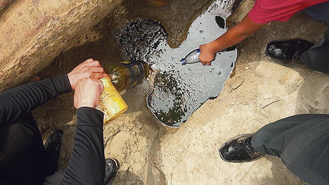 Derrame de crudo de petróleo causa contaminación en playa de caleta Cabo Blanco