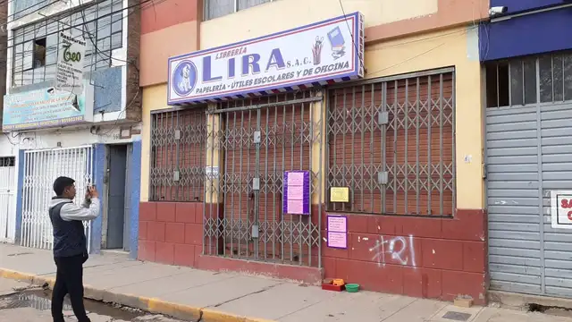 Propietarios de librería dejaron alimentos para los canes de Puno.