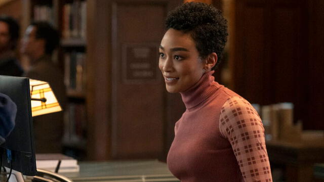 La actriz Tati Gabrielle interpreta a Marienne en la tercera temporada de la serie You.