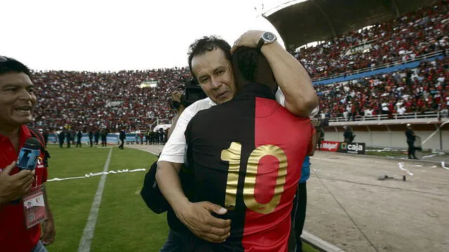 festejo. Un abrazo interminable de Juan Reynoso con Jhonnier Montaño minutos después de ganar el campeonato nacional con Melgar en el estadio Monumental de la Unsa.