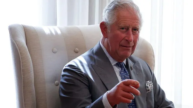 Príncipe Carlos protagoniza divertida escena al olvidar saludar a distancia por coronavirus [VIDEO]