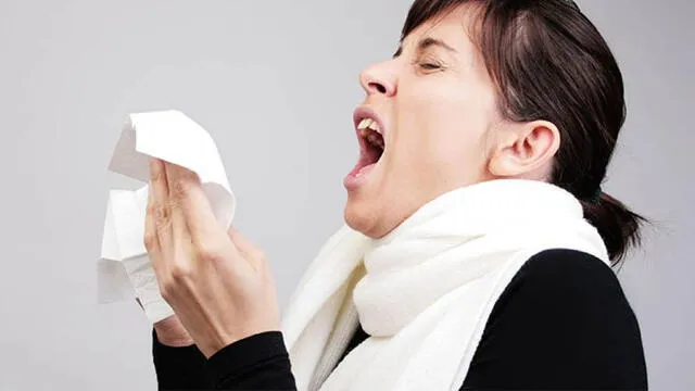 El COVID-19 se contagia a través del partículas que soltamos al estornudar, toser o hablar.