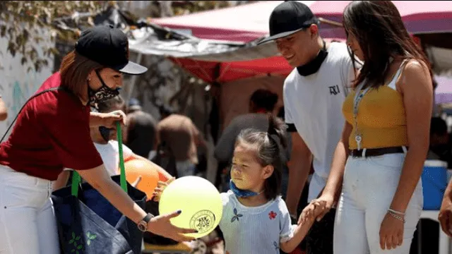 Pese a las medidas de sana distancia, la hija del 'Chapo' Guzmán entregó juguetes a los niños. Foto: EFE.