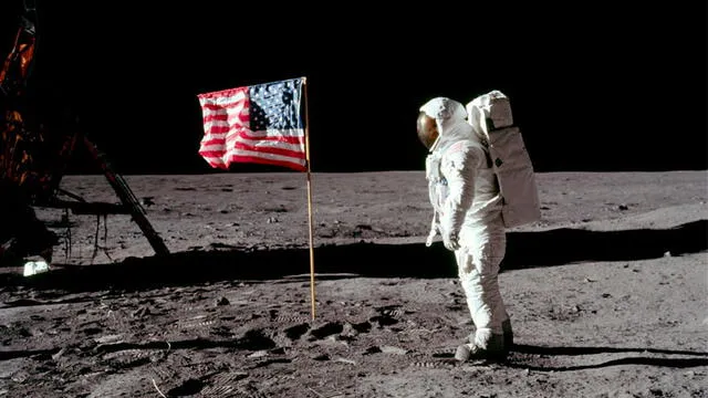 Neil Amstrong en suelo lunar al lado de la bandera de EE. UU. Foto: NASA.