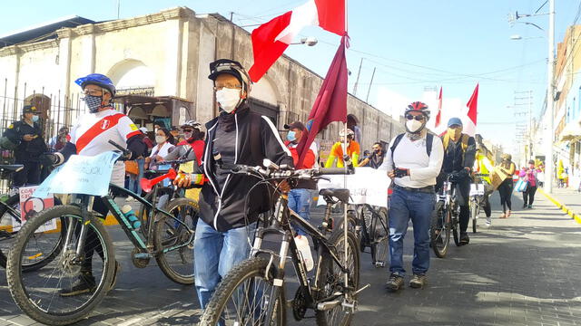 Ciclistas arequipeños también salen a protestar. Foto: Wilder Pari