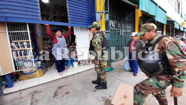 Policías piden a comerciantes que no venden productos de primera necesidad, cerrar sus puestos.