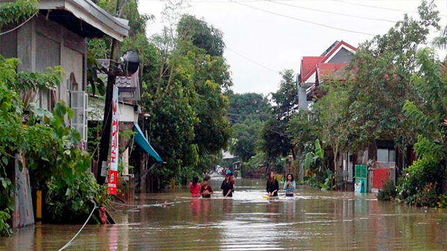 Calle totalmente inundada en la ciudad de Bulan, provincia de Sorsogon, Filipinas. (Foto: EFE)