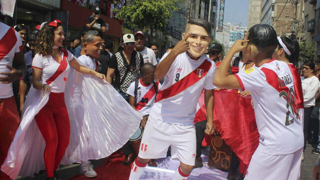 Comerciantes de Gamarra elaboraron bandera en honor a Paolo Guerrero [FOTOS]