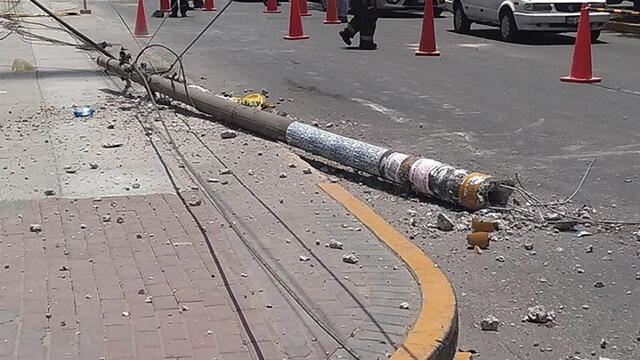 #YoDenuncio: vehículo choca contra poste de luz en Pueblo Libre