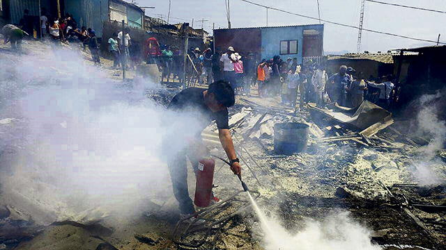 Dantesco incendio deja en escombros 21 ranchos en invasión de Nuevo Chimbote