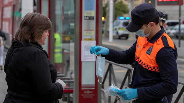 Desde este lunes 13 de abril, fuerzas de seguridad repartirán mascarillas en las principales terminales de transporte público para las personas que se desplacen a trabajar. (Foto: La Vanguardia)