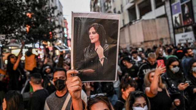 Las protestas iniciaron tras la muerte de  Mahsa Amini, de 22 años, bajo la custodia policial. Foto: AFP