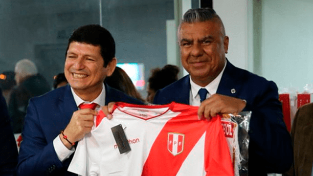 Sudamericano Sub 17: presidente de la AFA fue duramente increpado por hinchas peruanos [VIDEO]