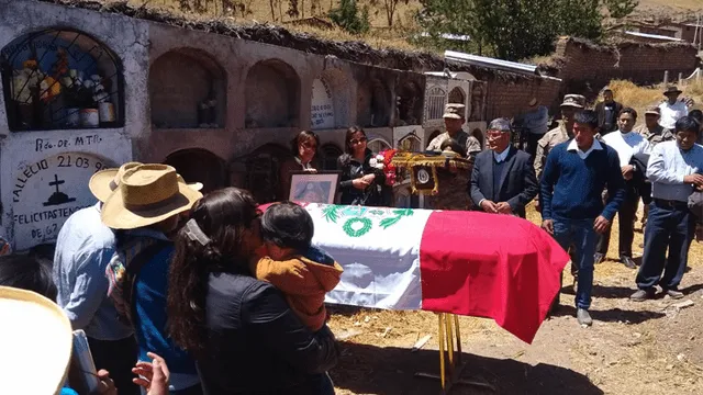 Restos de joven soldado de 18 años por fin pudieron ser enterrados en su natal Ayacucho. Foto: Difusión